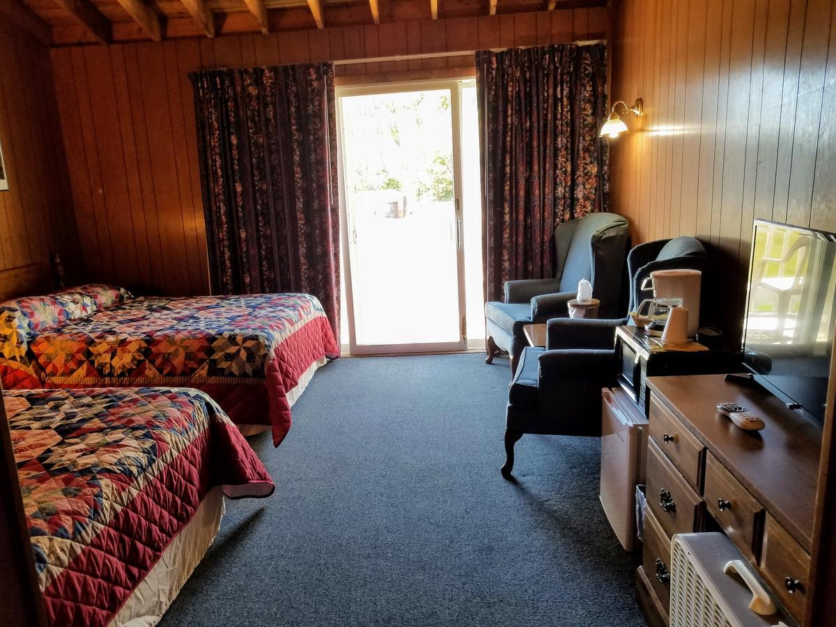 Smugglers Cove Inn Dayville 外观 照片
