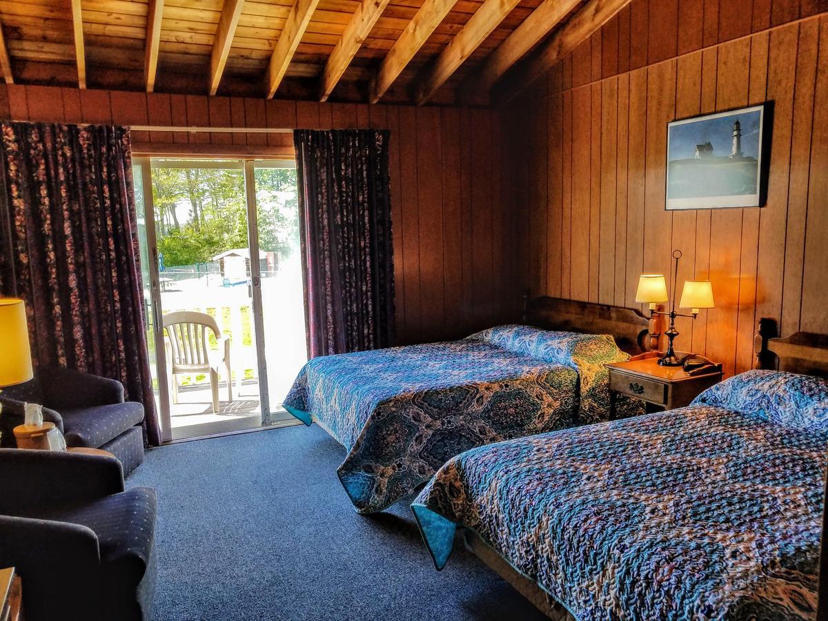 Smugglers Cove Inn Dayville 外观 照片