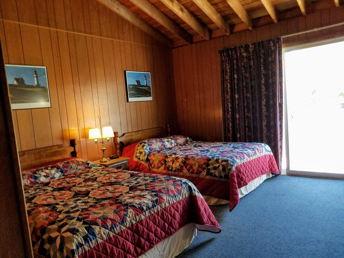 Smugglers Cove Inn Dayville 外观 照片