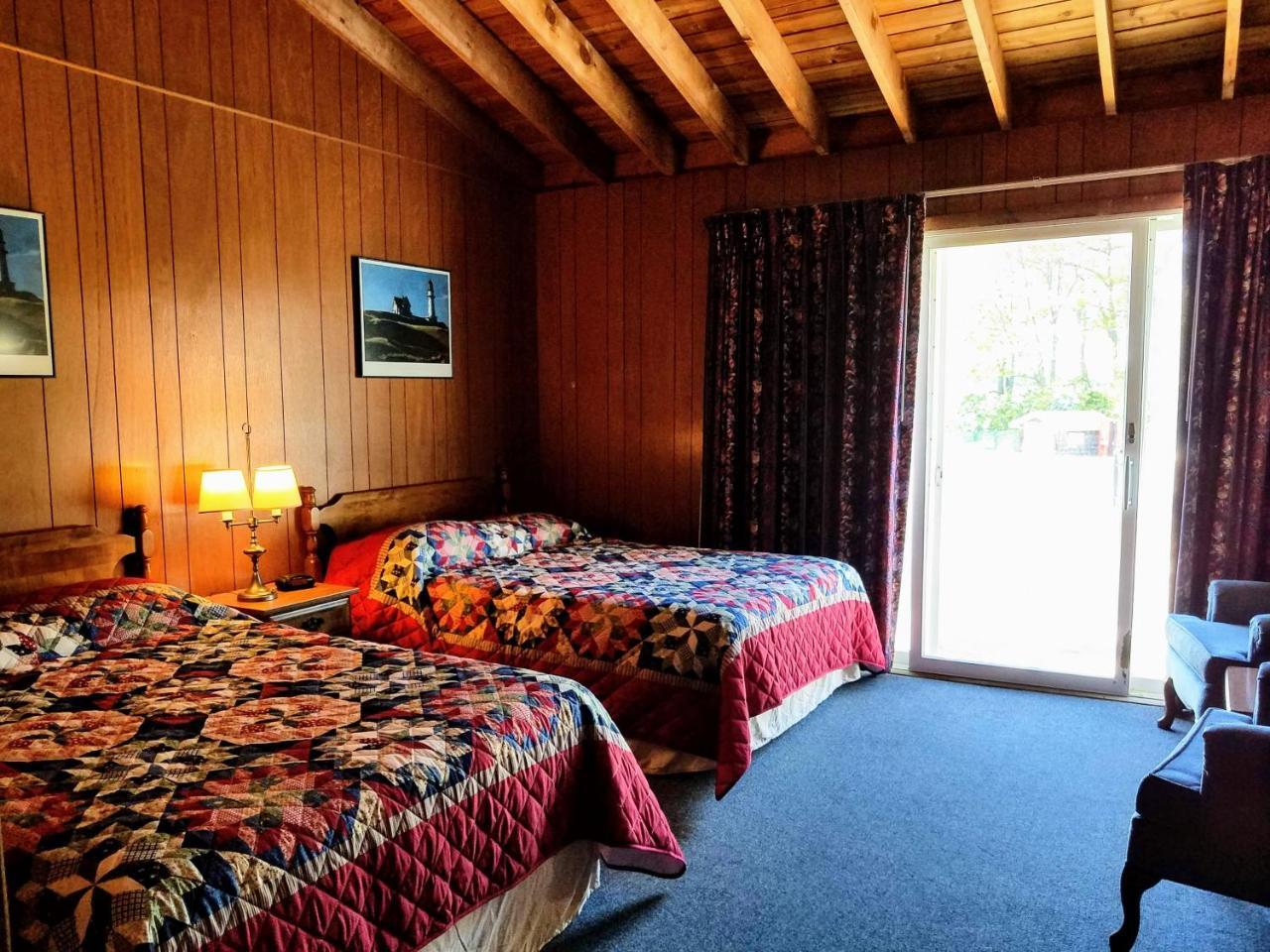 Smugglers Cove Inn Dayville 外观 照片
